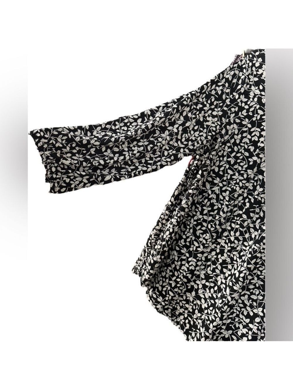 Vince Camuto B & W Leaf Print V Neck Long Sleeve Tunic - Picture 5 of 9